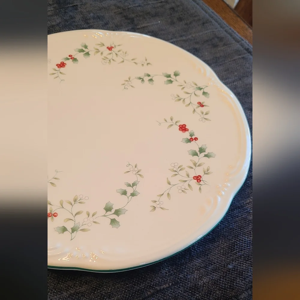 Pfaltzgraff Winterberry cheese plate 8.5